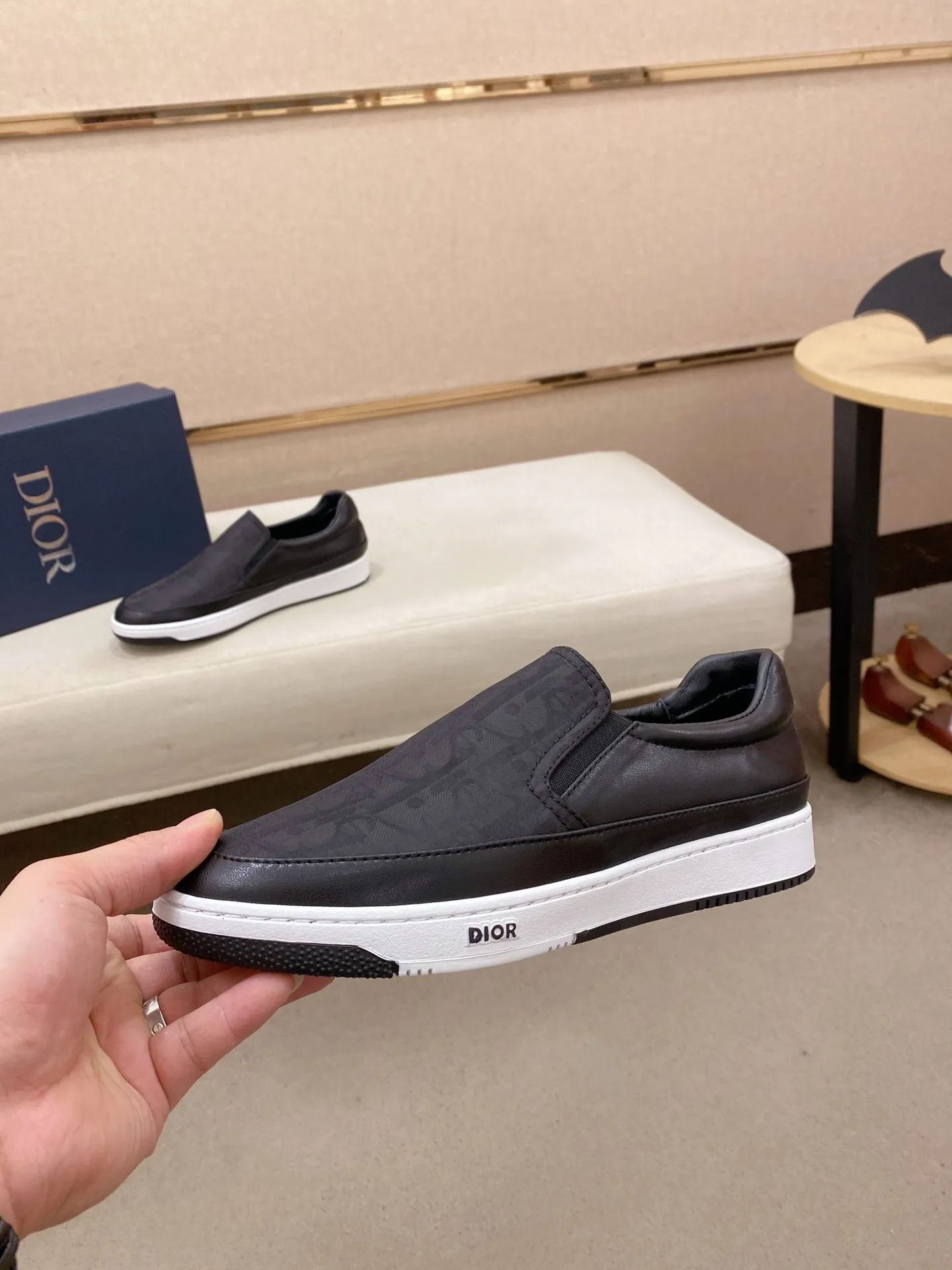 Men's shoes💰 400💰🇮🇹🇮🇹Dior d The new models are on sale at the same time at the counter. The uppers are imported from Italy, and the linings are all imported sheepskin. They are completely 1⃣️ to 1⃣️ replicas 🇮🇹💪💪, ⚠shoes Bottoms: Original soles are specially provided by the original factory. The exclusive movable molded soles are super comfortable. ⚠Original factory goods, 🔍🔍high quality. You can enter and leave the counter at will. Welcome to compare⚠. Code number:38-44